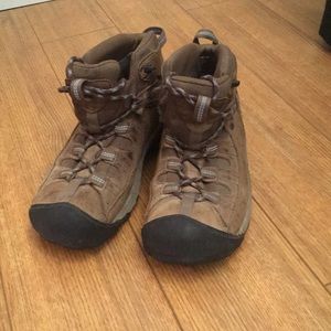 Keen hiking boots - gently used